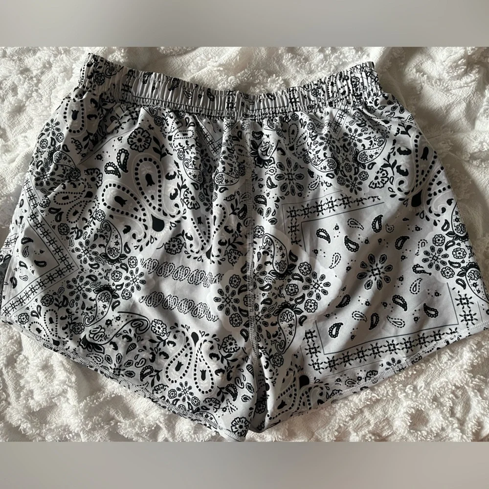 Alo Bandana Stride Shorts